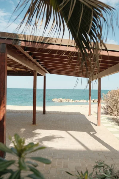 Vista Verticale Pergolato Legno Sulla Spiaggia — Foto Stock