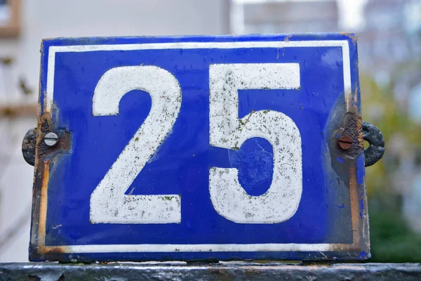 Крупный План Знака Двадцать Пять Синем Фоне — стоковое фото