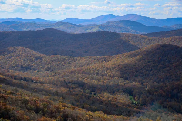 Het Prachtige Beeld Van Het Herfst Natuurlijke Heuvelachtige Landschap — Stockfoto