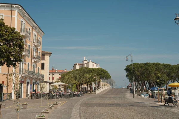 Gyönyörű Kilátás Nyílik Desenzano Del Garda Utcakép Olaszországban — Stock Fotó
