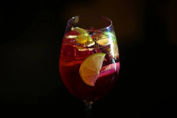 Une Grande Tasse Verre Cocktail Fruits Fantaisie Savoureux Sur Fond — Photo