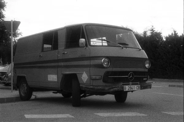 Velha Carrinha Verde Estacionada Rua Modelo Mercedes Benz N1000 — Fotografia de Stock