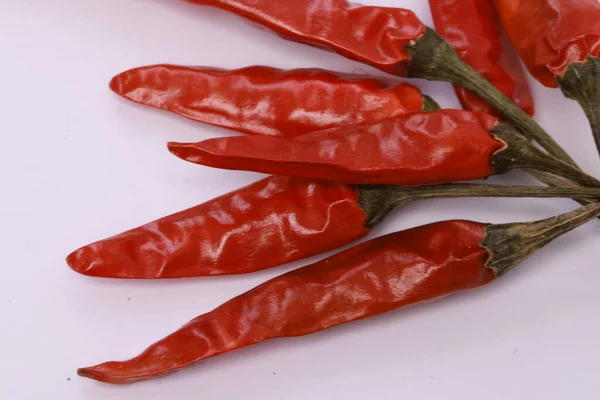 Een Close Van Een Sheaf Van Chili Pepers Geïsoleerd Een — Stockfoto