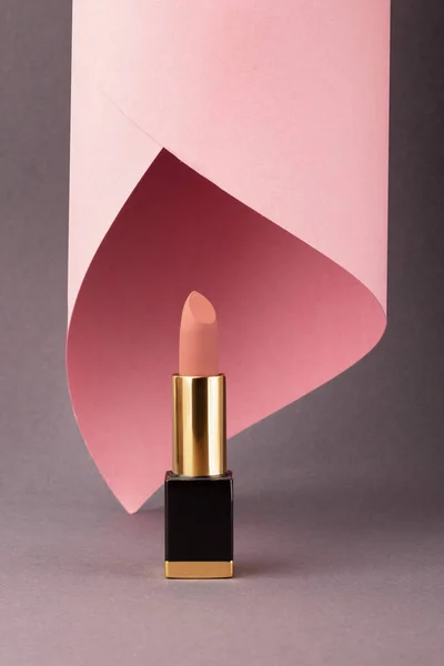 Eine Vertikale Aufnahme Von Rosa Lippenstift Isoliert Auf Dem Grauen — Stockfoto