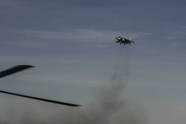 Cliché Impressionnant Mcdonnell Douglas Harrier Haut Dans Ciel Avec Trajectoire — Photo