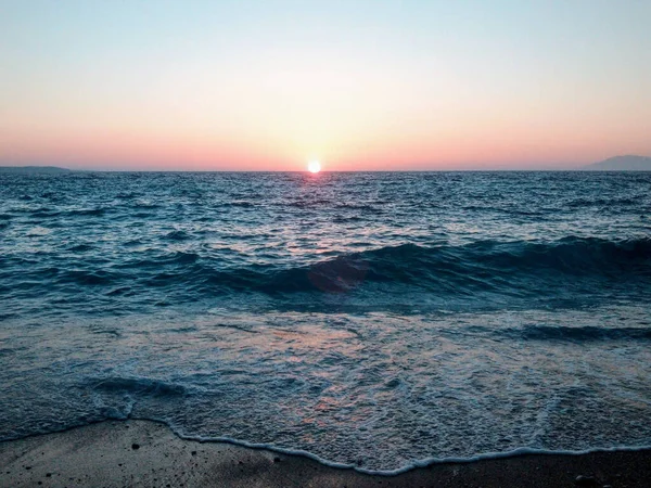 Een Prachtige Zonsondergang Boven Rustige Zee — Stockfoto