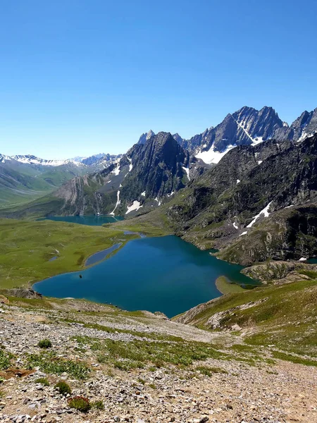 Tiro Vertical Lago Cercado Por Montanhas — Fotografia de Stock