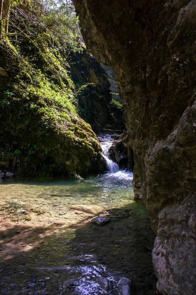 Colpo Verticale Una Cascata Tra Rocce Muschiose Una Giornata Sole — Foto Stock