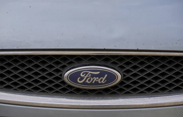 Крупный План Логотипа Компании Ford Передней Части Автомобиля — стоковое фото