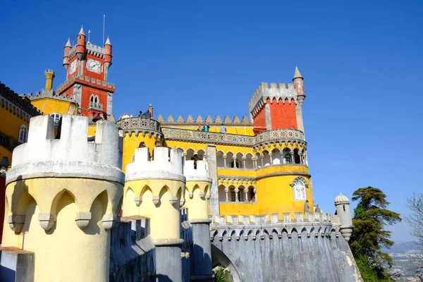 Portekiz Gün Boyunca Antik Renkli Bir Binanın Güzel Bir Görüntüsü — Stok fotoğraf