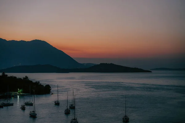 Yunanistan Meganisi Adasındaki Tepelerin Siluetlerinin Ardında Gün Batımı Manzarası — Stok fotoğraf