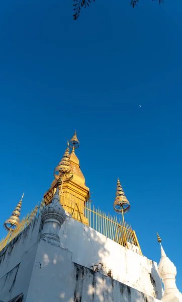 Low Angle Shot Buddhist Temple Wat Chom Blue Sky Sunny — Stock Photo, Image