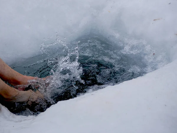 Mężczyzna Kąpie Się Basenie Zamarzniętego Jeziora Wejściu Sauny — Zdjęcie stockowe