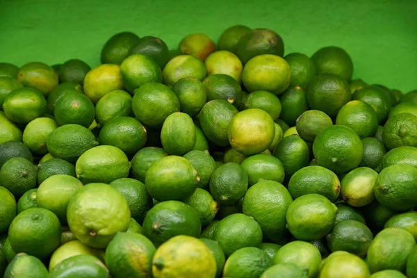 Yeşil Limonlar Bir Markette Satılmak Üzere Rafa Konmuş — Stok fotoğraf