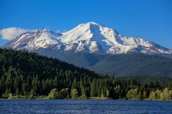 Una Hermosa Vista Las Montañas Bosque Denso Lago Tranquilo Primer —  Fotos de Stock