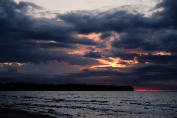Ein Malerischer Blick Auf Das Ruhige Meer Beim Wunderschönen Sonnenuntergang — Stockfoto