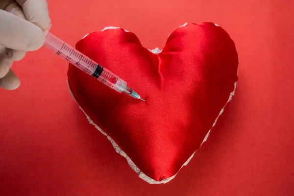 献血の概念を表す注射器と心臓 — ストック写真