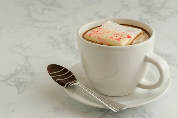 Marshmallow Çikolatalı Kaşıkla Mermer Bir Masada Beyaz Bardakta Sıcak Çikolata — Stok fotoğraf