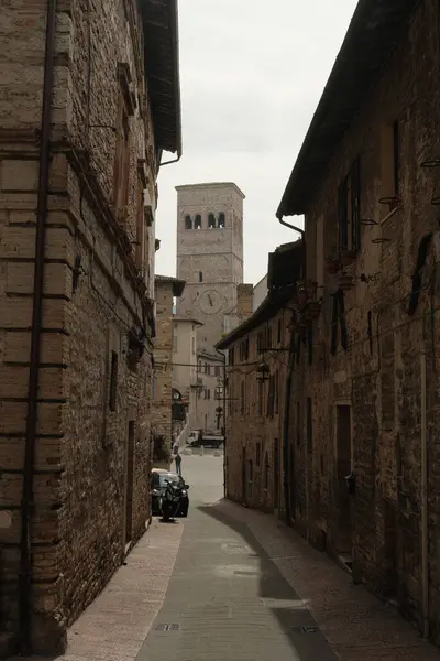 Een Verticaal Shot Van Een Middeleeuwse Straat Het Italiaanse Heuvelstadje — Stockfoto