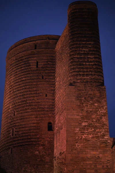 Plano Ángulo Bajo Torre Doncella Noche Bajo Cielo Azul Oscuro — Foto de Stock