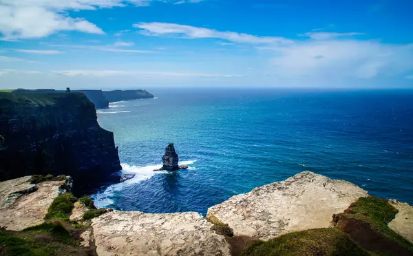 Uma Vista Panorâmica Uma Paisagem Marinha Fundo Céu Azul — Fotografia de Stock