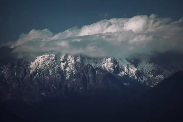 Μια Γραφική Θέα Των Βαρέων Σύννεφα Πάνω Από Βουνό Στο — Φωτογραφία Αρχείου