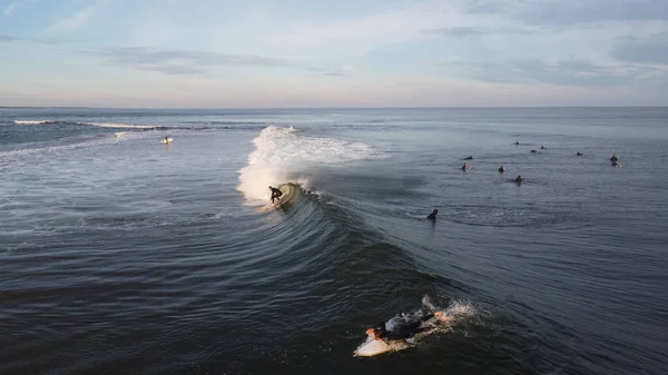 Dalgalar Sörfçülerle Dolu Güzel Bir Deniz Manzarası — Stok fotoğraf