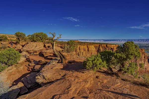 Una Hermosa Vista Los Acantilados Paisaje Roca Roja Este Pequeño — Foto de Stock