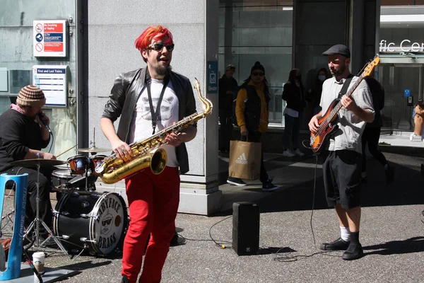 Ein Junger Mann Spielt Saxofon Der Innenstadt Von Vancouver British — Stockfoto