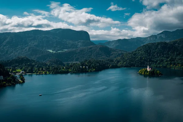 Vue Grand Angle Sur Lac Bled Slovénie Seul Petit Bateau — Photo