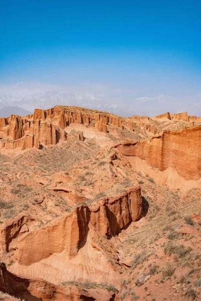 Вертикальный Снимок Красной Каменной Пустыни Скалистыми Скалами Ясным Безоблачным Небом — стоковое фото