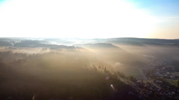 Una Vista Panorámica Una Niebla Sobre Pueblo Rodeado Vegetación —  Fotos de Stock