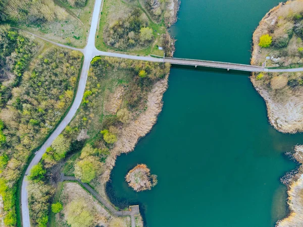 Una Vista Aérea Puente Sobre Lago Conectado Una Isla Llena — Foto de Stock