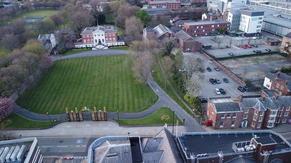 Ένα Drone Shot Από Ένα Δημαρχείο Warrington Και Χρυσές Πύλες — Φωτογραφία Αρχείου