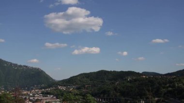 Şehrin üzerinde hareket eden bulutların hızlandırılması