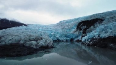 Nordenskioldbreen 'in güzel manzarası donmuş su, Svalbard, Norveç' teki buzul tepeleri.