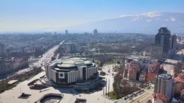 Bulgaristan 'ın Sofya kentindeki Ulusal Kültür Sarayı' na kuşbakışı bakış açısı Vitosha dağına karşı