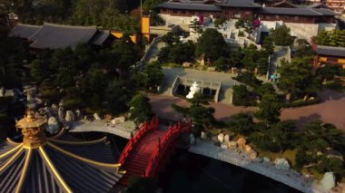 Hong Kong Diamond Hill 'deki Chi Lin Nunnery Garden' ın güzel bir manzarası.