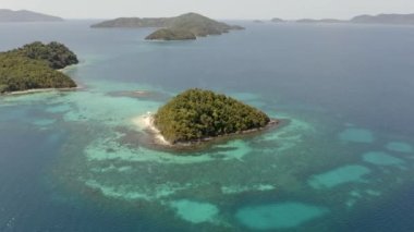 Siargao Adası 'nın turkuaz okyanusundaki ikonik manzarası olan Filipinler' in insansız hava aracı görüntüleri.