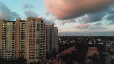 Güzel bulutların altındaki yüksek binaların ve palmiyelerin panoramik görüntüsü.