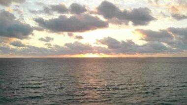 Gün batımında güzel gökyüzünün altında deniz manzarası.
