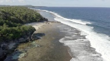 Hava aracı, Siargao Adası sahilinde turkuaz okyanusta, Filipinler 'de çekim yaptı.