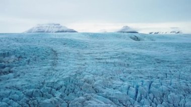 Norveç 'in Svalbard kentindeki Nordenskioldbreen' de açık gökyüzü ile büyük bir buzul yüzeyi görüntüsü.