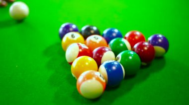 Bir bilardo oyununun görüntüleri.