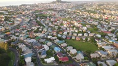 Şehir merkezindeki büyük şehir binalarında mavi gökyüzünün gökyüzü manzarası.