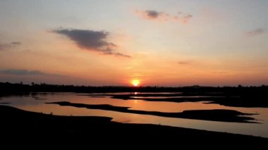 Akşamları denizin üzerinde büyüleyici günbatımı gökyüzü