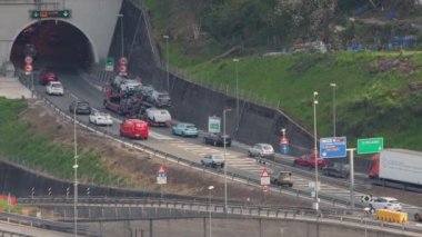 İsviçre, Chiasso 'dan Milano' ya giden otoyoldaki arabaların uzaktan görüşü