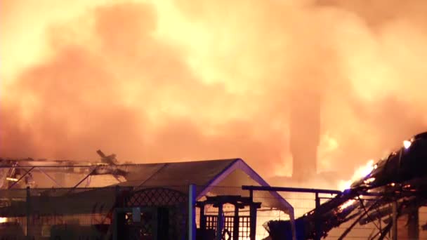 Велика Пожежа Спалила Будинки Німеччині Пожежний Відділок Намагаючись Зупинити Його — стокове відео