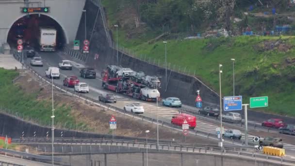Včasný Odjezd Automobilů Tunelu Obklopeného Hustým Lesem Como Itálie — Stock video