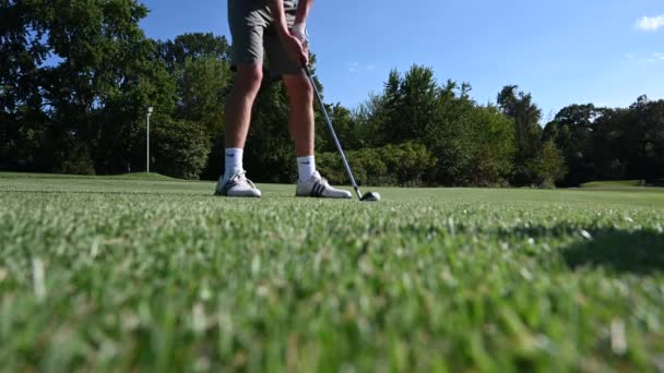 Jugador Golf Masculino Campo Golf Profesional Golpeando Una Pelota Golf — Vídeo de stock